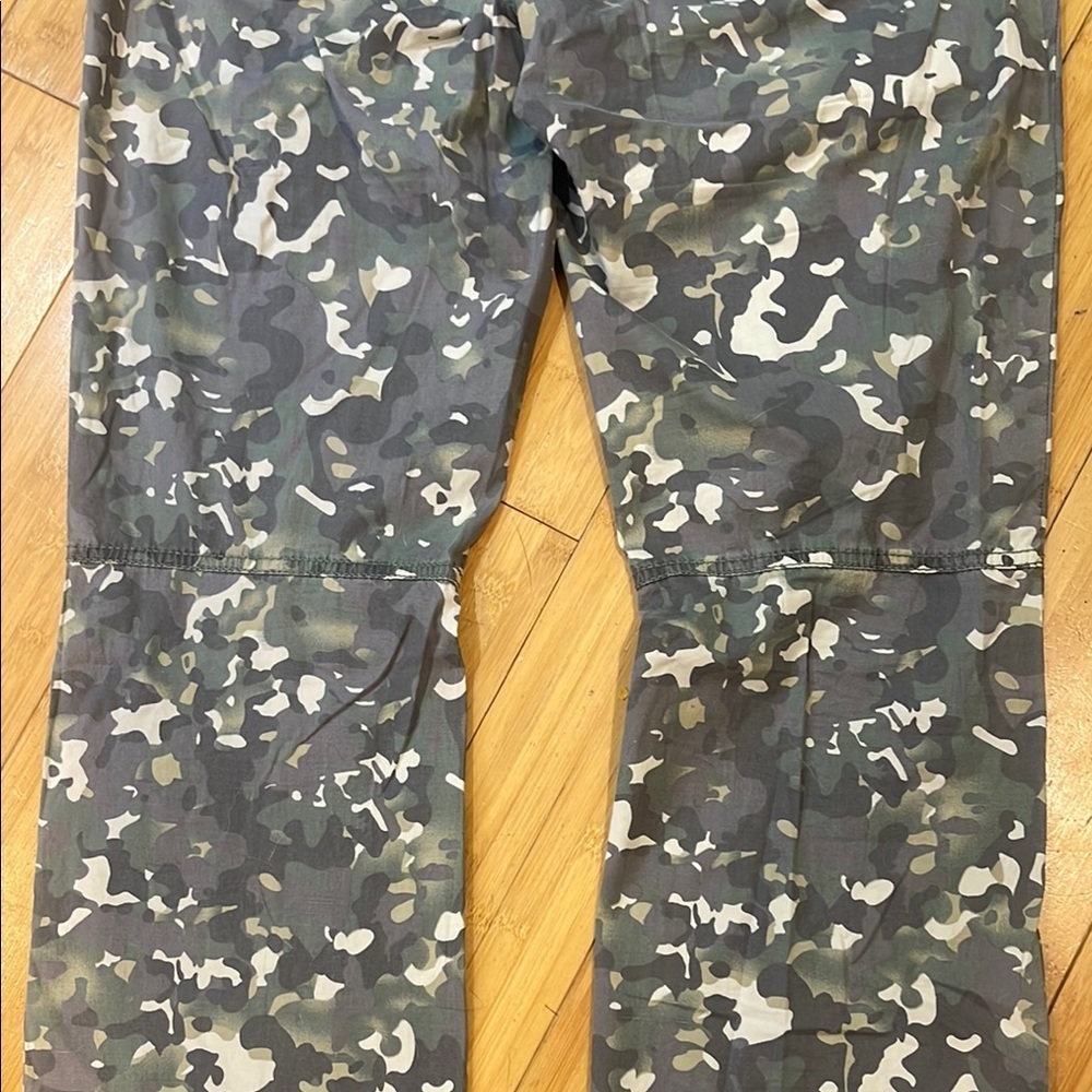 Guess Women's Green-Gray Camouflage Straight Leg Pants size 29 Mid Rise - Picture 8 of 11